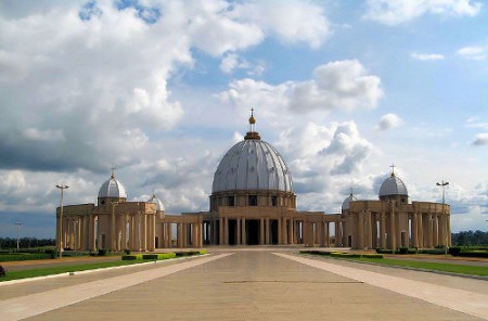 Wybrzeże Kości Słoniowej: "pośmiertne" wypełnienie woli Jana Pawła II i gigantomania FHB 